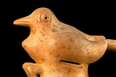 Keramik mit Brückengriff und Vogeldesign von Precolombian Precolombian