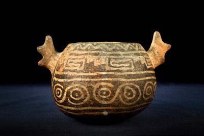Kugelförmige Keramik mit zoomorpher Dekoration / Präkolumbianische Kunst von Precolombian Precolombian