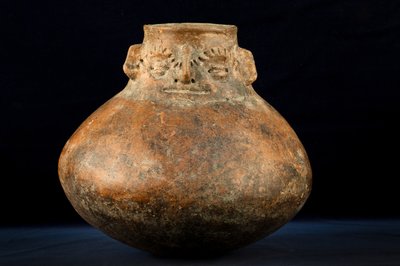 Kugelförmige Keramik mit cephalomorphem Hals / Präkolumbianische Kunst von Precolombian Precolombian