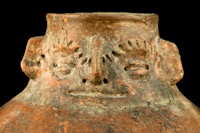 Kugelförmige Keramik mit cephalomorphem Hals von Precolombian Precolombian