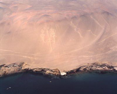 Luftaufnahme des Paracas-Kandelabers oder des Kandelabers der Anden in der Pisco-Bucht (1983) von Prehistoric Prehistoric