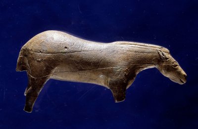 Prähistorische Kunst (Mittleres Magdalénien): Skulptur eines Pferdes aus Mammutelfenbein aus der Höhle von Espelugues (Hautes-Pyrenees) von Prehistoric Prehistoric