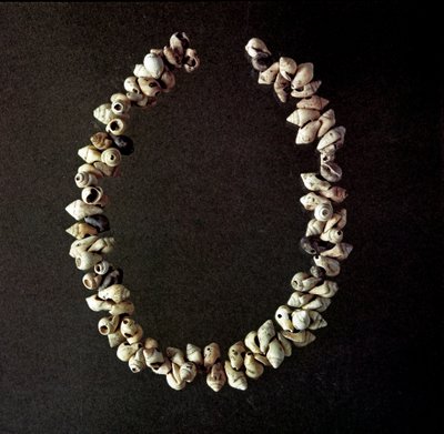 Vorgeschichte, Steinzeit: Muschelkette aus der Höhle von Polesine, Venetien. Mittleres Neolithikum. Rom, Museo Nazionale Preistorico Etnografico Luigi Pigorini von Prehistoric Prehistoric