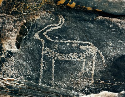 Felskunst: Grabstein mit Darstellung einer Antilope. Steinzeit 5000-2000 v. Chr. Taghit, Hochplateau von Hoggar, Algerien von Prehistoric Prehistoric