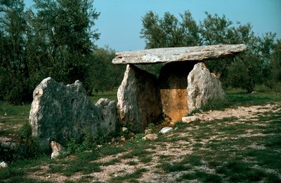Vorgeschichte: Ansicht des Dolmens von Chianca mit seinem Eingangskorridor. Steinzeit, Neolithikum. 6.-3. Jahrhundert v. Chr. Bisceglie, Apulien, Italien von Prehistoric Prehistoric