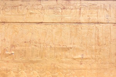 Das äußere goldene Heiligtum der Grabkammer von Tutanchamun, Ägyptisches Museum, Kairo, Ägypten von Prehistoric Prehistoric