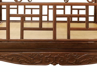 Detail eines Huanghuali-Sechs-Pfosten-Baldachinbetts, Jiazichuang Qing-Dynastie (Detail) von Qing Dynasty Chinese School