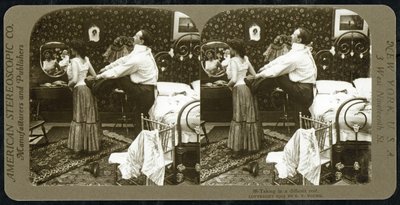 Stereoskopische Karte, die eine Frau zeigt, die in ein Korsett geschnürt wird, veröffentlicht von der American Stereoscopic Company von R.Y Young