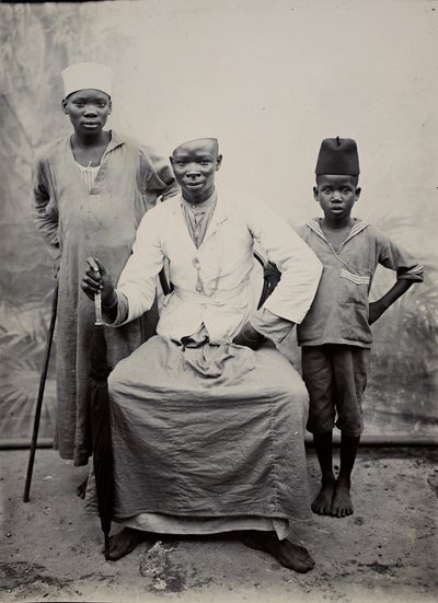 Mann und zwei Jungen, Tansania von R. V. Pereira