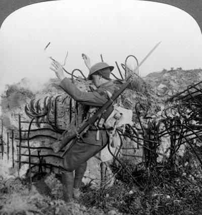 Ein Soldat löst eine Sprengfalle aus, Erster Weltkrieg, 1914-1918 von Realistic Travels Publishers