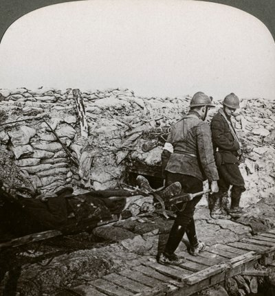 Belgische Träger tragen Verwundete in einem Graben, Dixmude, Belgien, Erster Weltkrieg, 1914-1918 von Realistic Travels Publishers