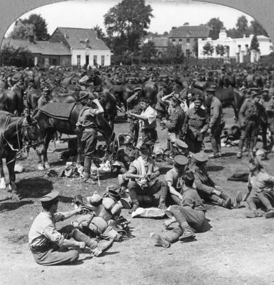 Britische Kavallerietruppen ruhen sich in einem französischen Dorf aus, Erster Weltkrieg, ca. 1914-1918 von Realistic Travels Publishers