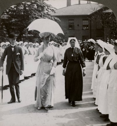 Ihre Majestät geht durch die Ehrengarde der Krankenschwestern des RN Krankenhauses, Hull, 20. Jahrhundert von Realistic Travels Publishers