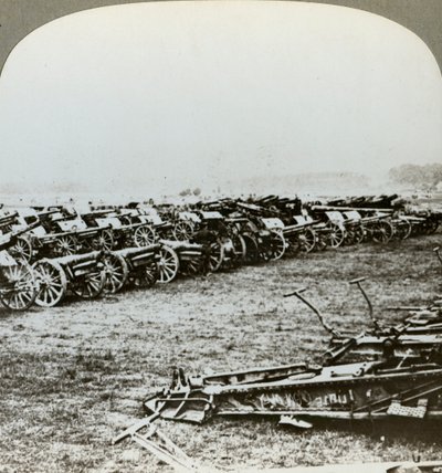 Hunderte von deutschen Kanonen erbeutet bei Couralette, Frankreich, Schlacht an der Somme, Erster Weltkrieg, 1916 von Realistic Travels Publishers