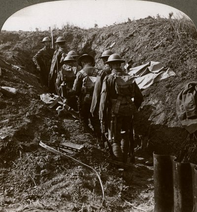Offizier beobachtet seine Männer, wie sie sich in einen Unterstand begeben, um einem deutschen Angriff zu entgehen, Erster Weltkrieg, 1914-1918 von Realistic Travels Publishers