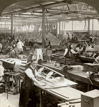 Blechbearbeiter in einer Flugzeugfabrik, Erster Weltkrieg, 1914-1918 von Realistic Travels Publishers