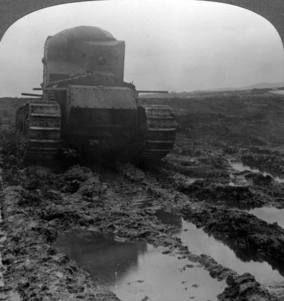 Whippet-Panzer auf einem schlammigen Schlachtfeld, Morcourt, Frankreich, Erster Weltkrieg, 1918 von Realistic Travels Publishers
