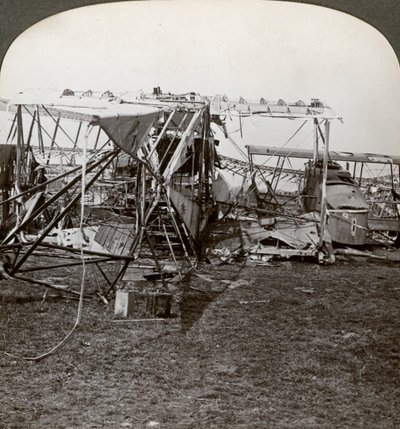 Wrack eines deutschen Bombers, der versuchte, die Luftverteidigung zu durchbrechen, Erster Weltkrieg, 1914-1918 von Realistic Travels Publishers