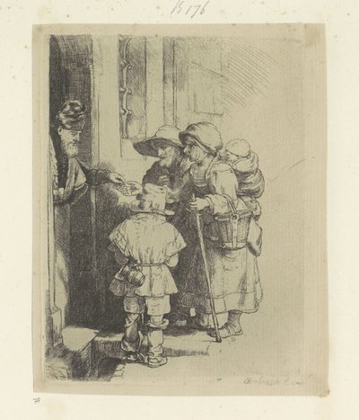 Bedelende familie ontvangt een aalmoes aan de deur van een huis von Rembrandt van Rijn