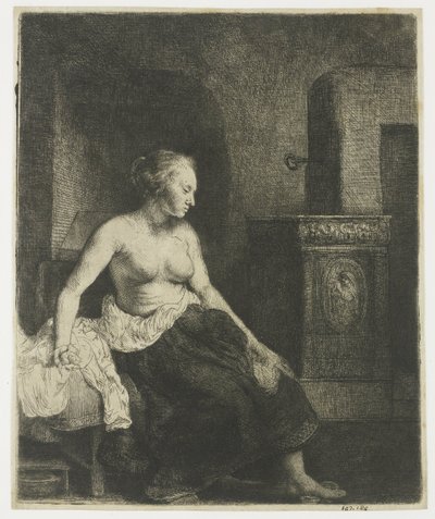 Frau, die halb angezogen neben einem Ofen sitzt von Rembrandt van Rijn