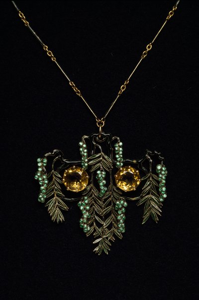 Jugendstil: Halskette aus Gold, Topas und Emaille. Atelier René Lalique von Rene Jules Lalique