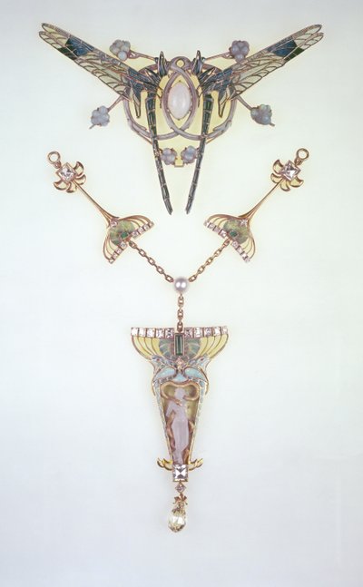 Haarschmuck von Lalique und Anhänger von Philippe Wolfers von Rene Jules Lalique