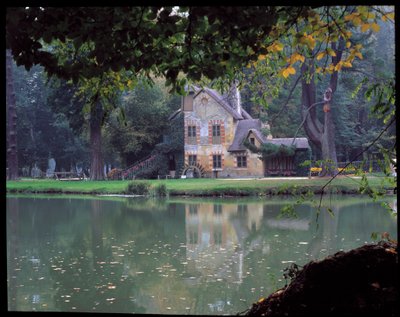 Das Hameau de la Reine - Das Haus der Königin im Hameau de la Reine Marie Antoinette, im Park des Schlosses von Versailles von Richard Mique