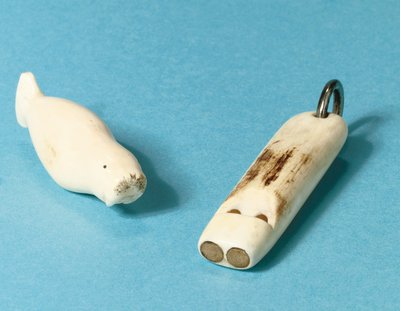 Modell eines Walrosses und eine Pfeife von Roald Engelbergt Gravning Amundsen