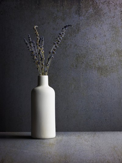 Minimalistisches Lavendel-Stillleben von Rob Ryan