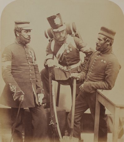 Farbsergeanten J. Stanton, Kester Knight und W. Bruce, Royal Sappers und Miners, 1856 von Robert Howlett