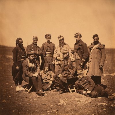 Französischer General Cisse und Gruppe von Offizieren und Soldaten, Porträt in verschiedenen Uniformstilen; ein Zuave steht links, Krimkrieg, Krim, Ukraine von Roger Fenton