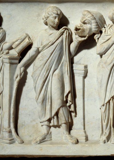 Eine Muse hält eine Maske der Komödie (Detail des Sarkophags der Musen) von Roman