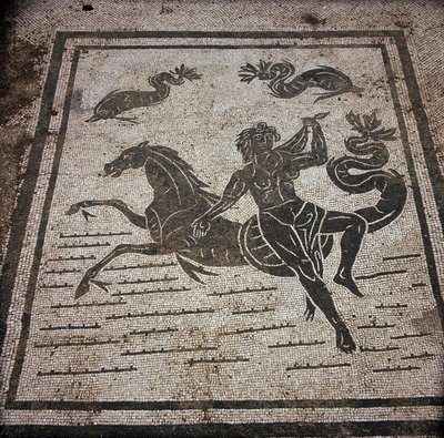 Antikes Ostia. Platz der Korporationen. Mosaik der Seefahrerkorporation von Sabratha. Eine Nymphe und ein Meeresross. von Roman