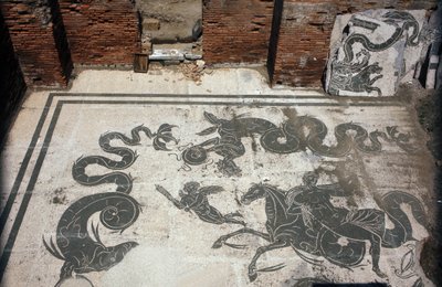 Antikes Ostia. Platz der Korporationen. Mosaik der Sabratha-Seefahrerkorporation. Neptunbäder von Roman