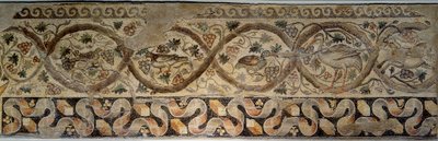 Antikes Rom: Mosaik der Jahreszeiten, das Blumen und Tiere darstellt von Roman