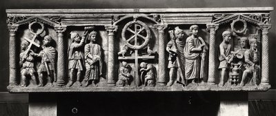 Christliches Sarkophag dekoriert mit Szenen der Passion Christi, einschließlich der Verhaftung und Christus vor Pontius Pilatus, aus den Katakomben von St. Domitilla von Roman