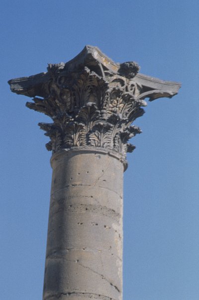 Säule mit korinthischem Kapitell aus dem Nymphäum, römisch, 2. Jahrhundert von Roman
