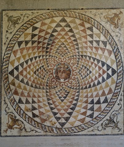 Geometrisches Mosaik mit Dionysos im Zentrum, entdeckt in einer römischen Villa in Korinth, Griechenland, römische Zivilisation, zweite Hälfte 2. bis frühes 3. Jahrhundert n. Chr. von Roman
