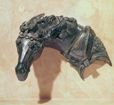 Kopf eines Maultiers, gekrönt mit Efeu, Ornament vom Armlehne eines Bettes von Roman