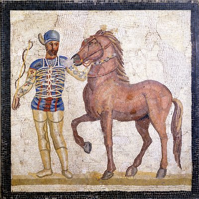 Darstellung der vier Fraktionen des römischen Zirkus: die Blauen (factio veneta). Die Fraktionen waren Clubs, die im Oberen Reich (1. Jahrhundert n. Chr.) an Zirkuswettbewerben teilnahmen und durch eine Farbe gekennzeichnet waren. Mosaik, Rom Museo naziona von Roman