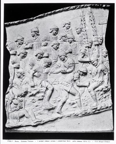Römische Soldaten behandeln die Verwundeten, ein Abguss von Trajanssäule, 113 n. Chr. von Roman