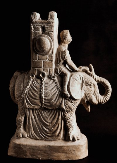 Römische Kunst: „Terrakottavase in Form eines Elefanten“ Zeit der Punischen Kriege - Neapel, Archäologisches Museum - Kriegselefant - Römische Terrakottavase aus der Zeit der Punischen Kriege, Museo Archeologico Nazionale, Neapel, Italien von Roman