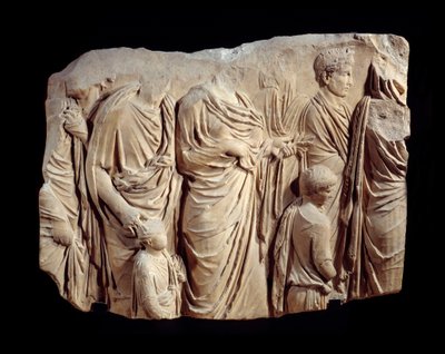 Römische Kunst: Fragment eines architektonischen Reliefs aus Marmor von der Prozession des Ara Pacis Augustae (Altar des Friedens): Prozession während eines Opfers, Figuren in Toga und Kinder. Um 13-9 v. Chr. Fundort: Rom (Marsfeld, Palais Fiano) von Roman