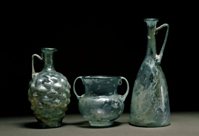 Römische Kunst: Glasflaschen und Krug von Roman