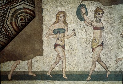 Römische Kunst: Junge Römer bei körperlichen Übungen. Sie tragen einen Lendenschurz und ein Strophium (Vorläufer des BHs). (Detail) Mosaik 315-350 n. Chr. Piazza Armerina, Villa Romana del Casale von Roman