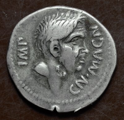 Silbermünze mit dem Abbild von Pompeius dem Großen von Roman