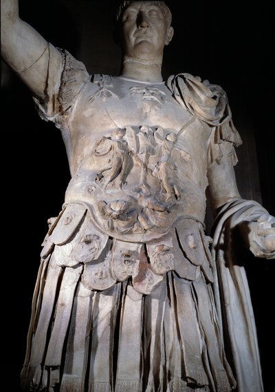 Statue des römischen Kaisers Trajan (Detail der Rüstung) von Roman