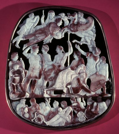 Der große Kamee der Heiligen Kapelle oder Kamee der Apotheose des Augustus: 24 Figuren sind dargestellt, darunter der römische Kaiser Augustus (in der Mitte), Caesar Germanicus, Tiberius, Nero, Caligula und Livia (Livia Drusilla Augusta, 58 v. Chr.). Oben von Roman