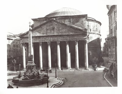 Blick auf das Pantheon und den ägyptischen Obelisken auf der Piazza della Rotunda von Roman