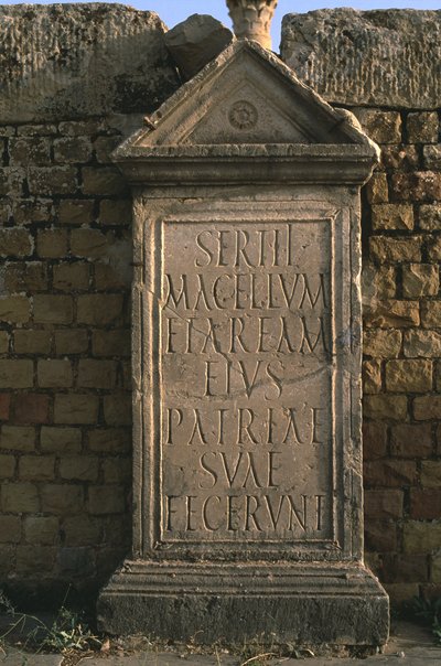 Stele mit einer Inschrift auf dem Sertius-Markt, Hochimperiale Periode von Roman Imperial Period